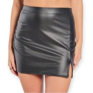 Windsor Sleek Black Faux Leather Mini Skirt Sz.M EUC